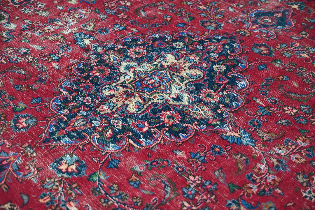 red Large rug 7' 9" x 10' 6"