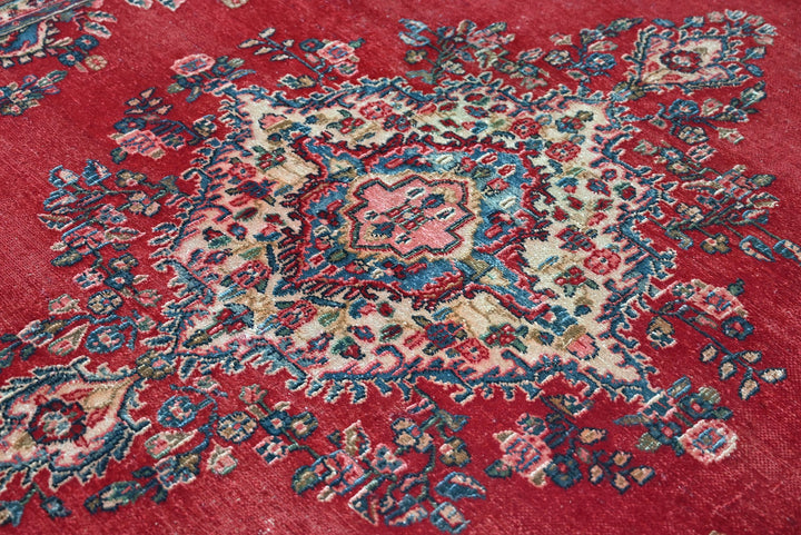 red Large rug 7' 9" x 9' 6"