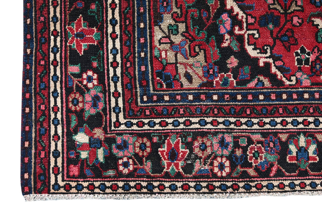 red Large rug 8' 3" x 11' 2"