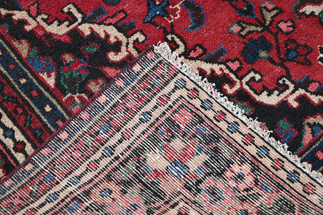 red Large rug 8' 3" x 11' 2"