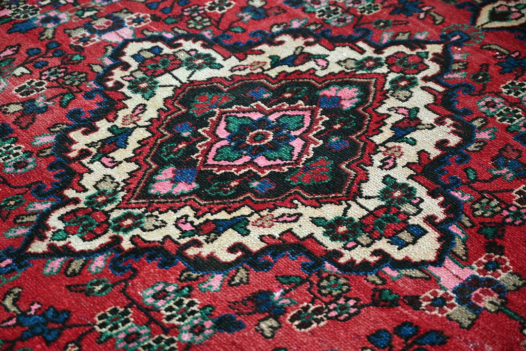 red Large rug 8' 3" x 11' 2"