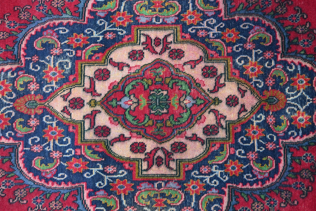 red Oversized rug 9' 6" x 12' 10"