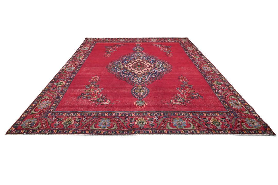 red Oversized rug 9' 6" x 12' 10"