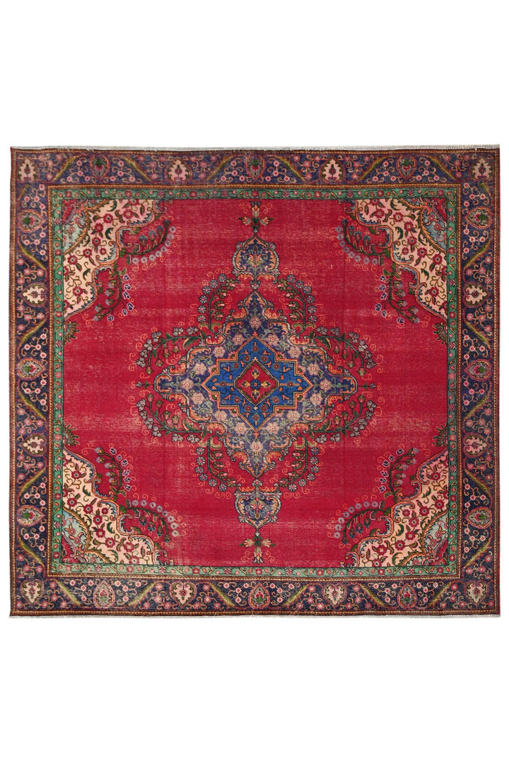 red Oversized rug 9' 6" x 9' 2"