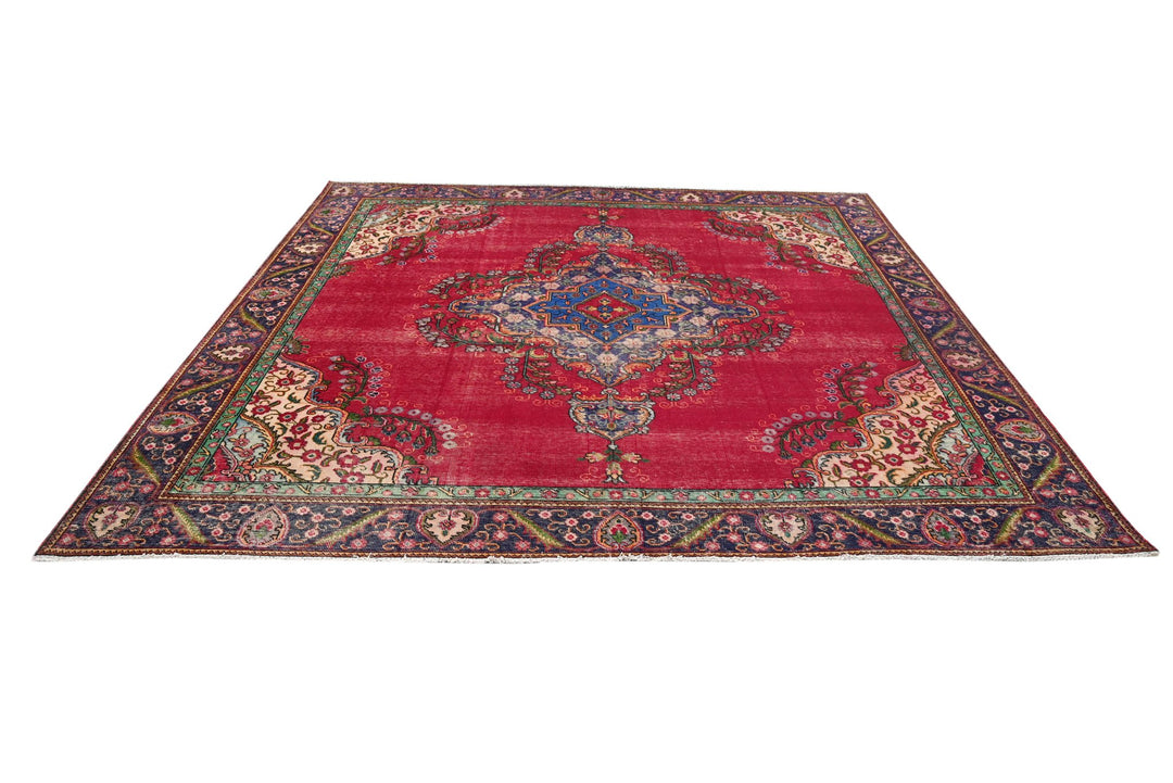 red Oversized rug 9' 6" x 9' 2"