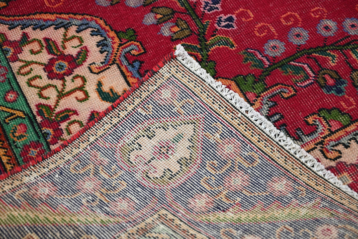 red Oversized rug 9' 6" x 9' 2"
