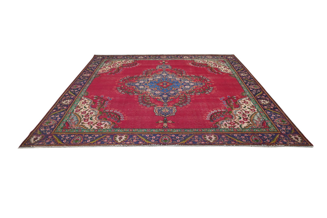 red Oversized rug 9' 6" x 9' 2"