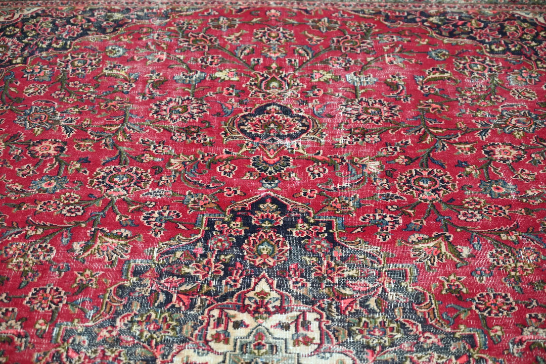 red Large rug 6' 5" x 9' 9"