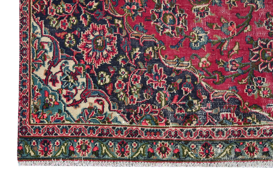 red Large rug 6' 5" x 9' 9"