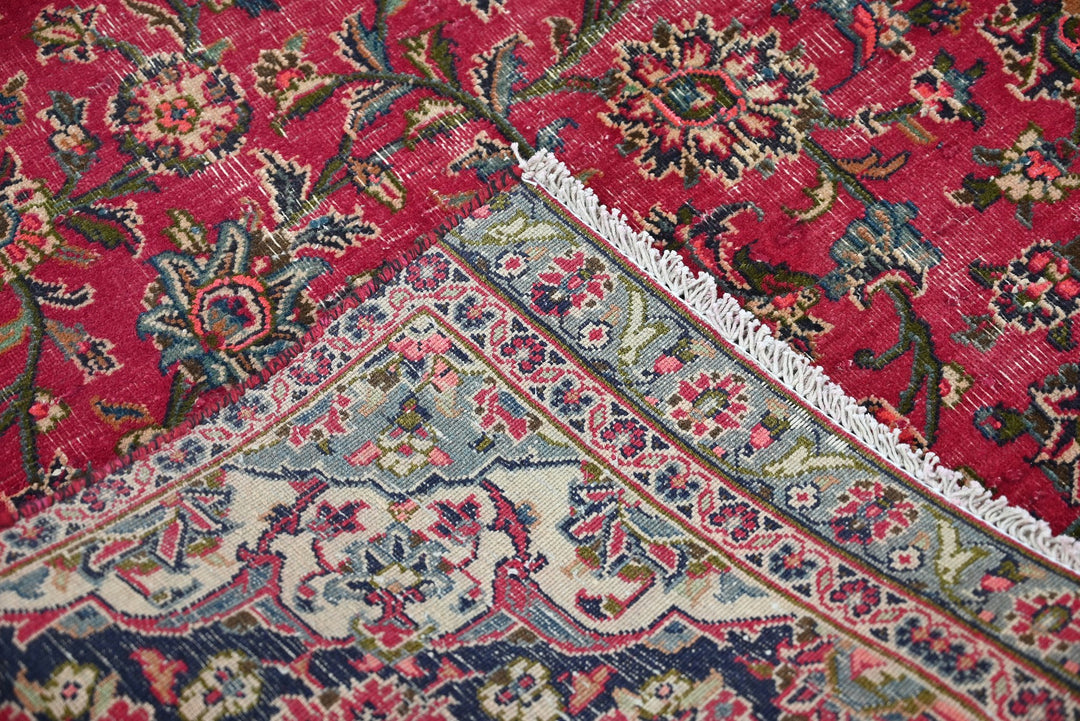 red Large rug 6' 5" x 9' 9"