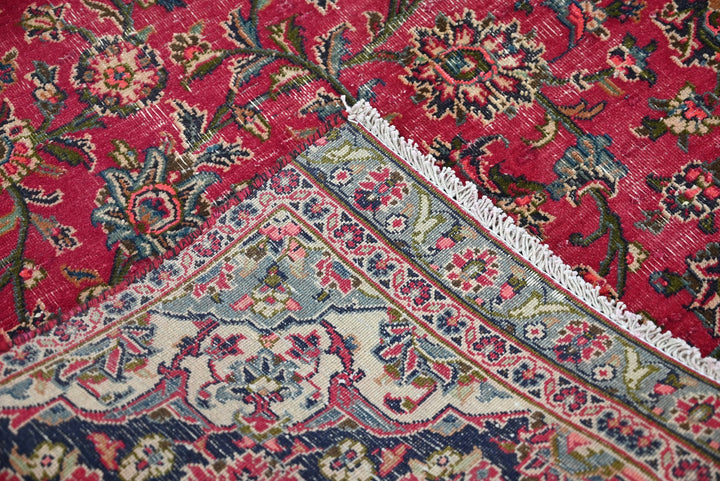 red Large rug 6' 5" x 9' 9"