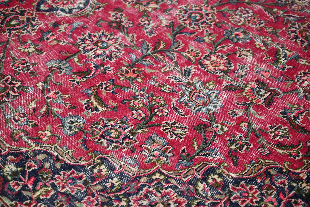 red Large rug 6' 5" x 9' 9"