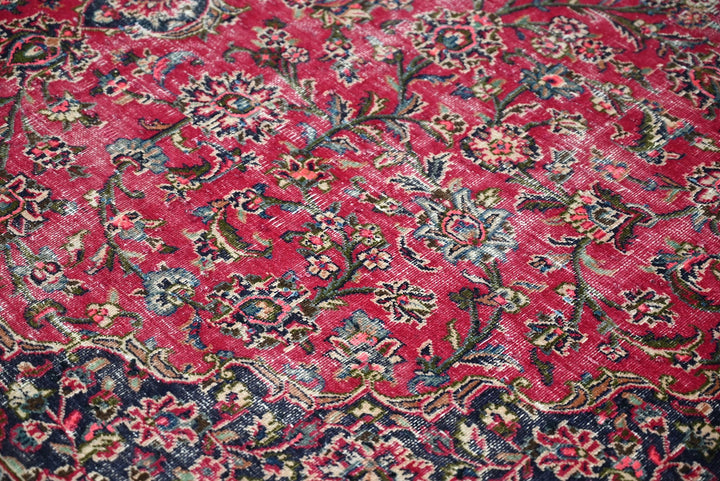 red Large rug 6' 5" x 9' 9"