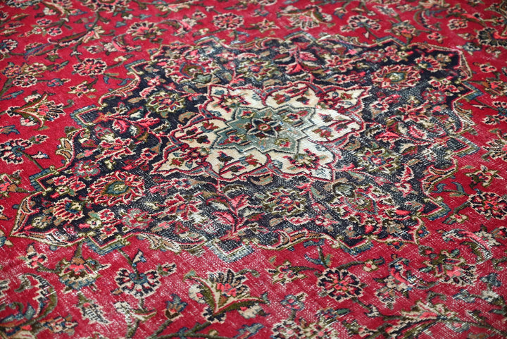 red Large rug 6' 5" x 9' 9"