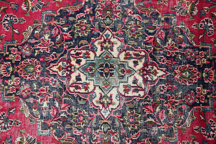 red Large rug 6' 5" x 9' 9"
