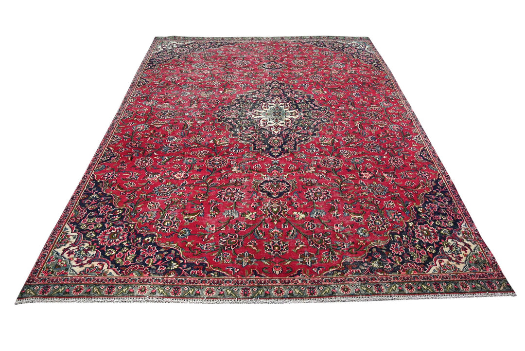 red Large rug 6' 5" x 9' 9"