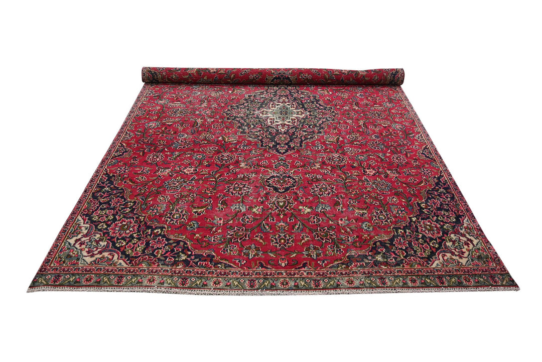 red Large rug 6' 5" x 9' 9"