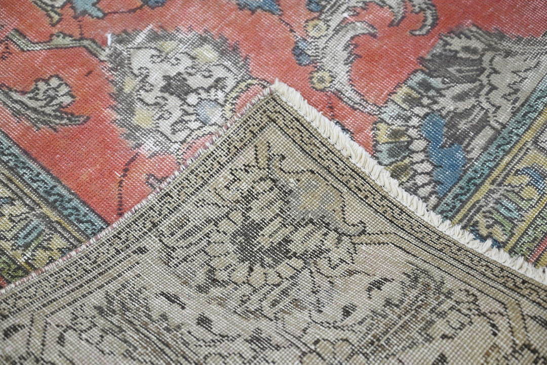 red Oversized rug 9' 0" x 11' 8"