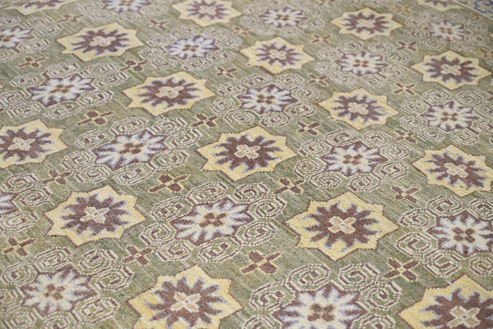 green Large rug 8' 4" x 9' 4"