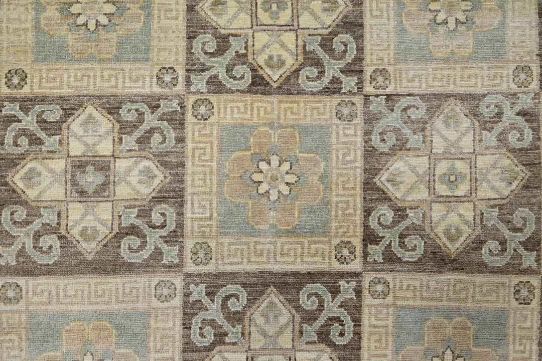 brown Large rug 8' 0" x 9' 8"