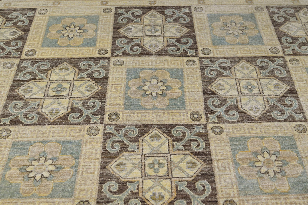 brown Large rug 8' 0" x 9' 8"