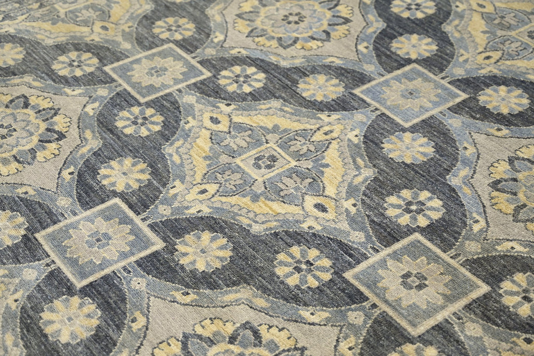 gray Large rug 8' 1" x 10' 0"