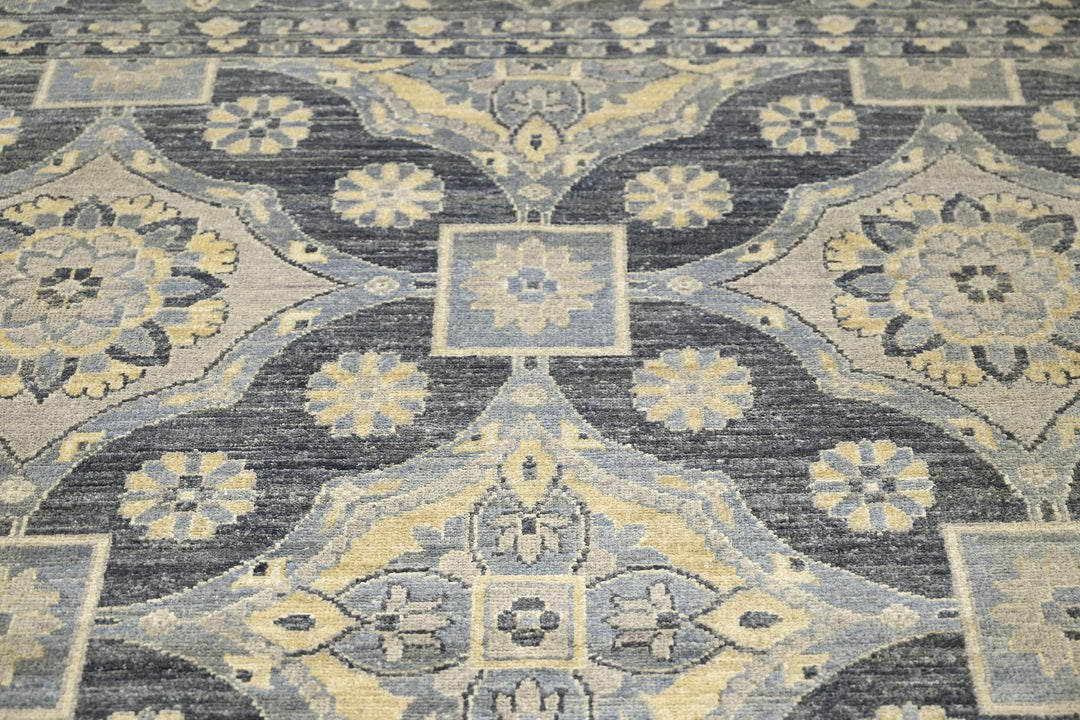 gray Large rug 8' 1" x 10' 0"