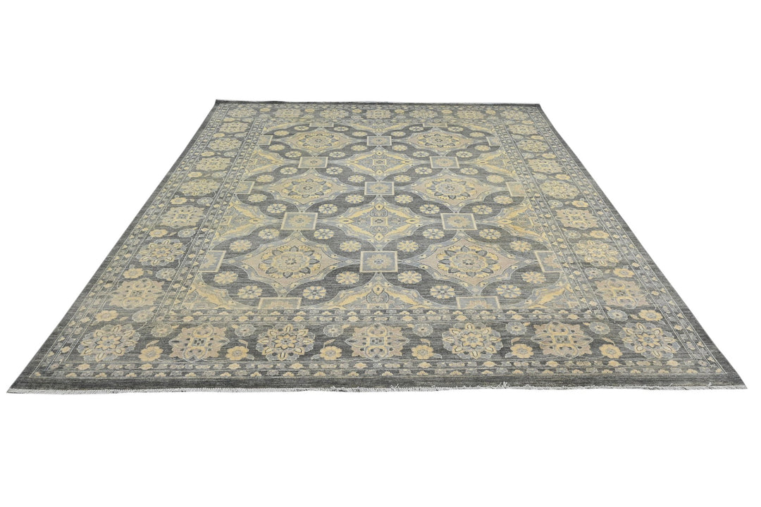 gray Large rug 8' 1" x 10' 0"