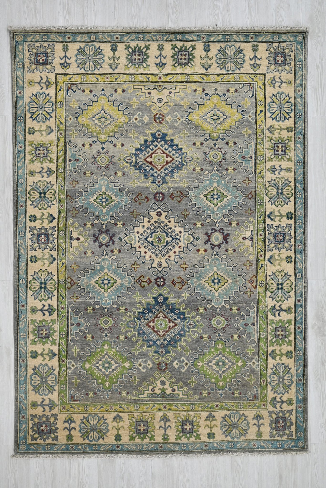 gray Medium rug 5' 5" x 7' 9"
