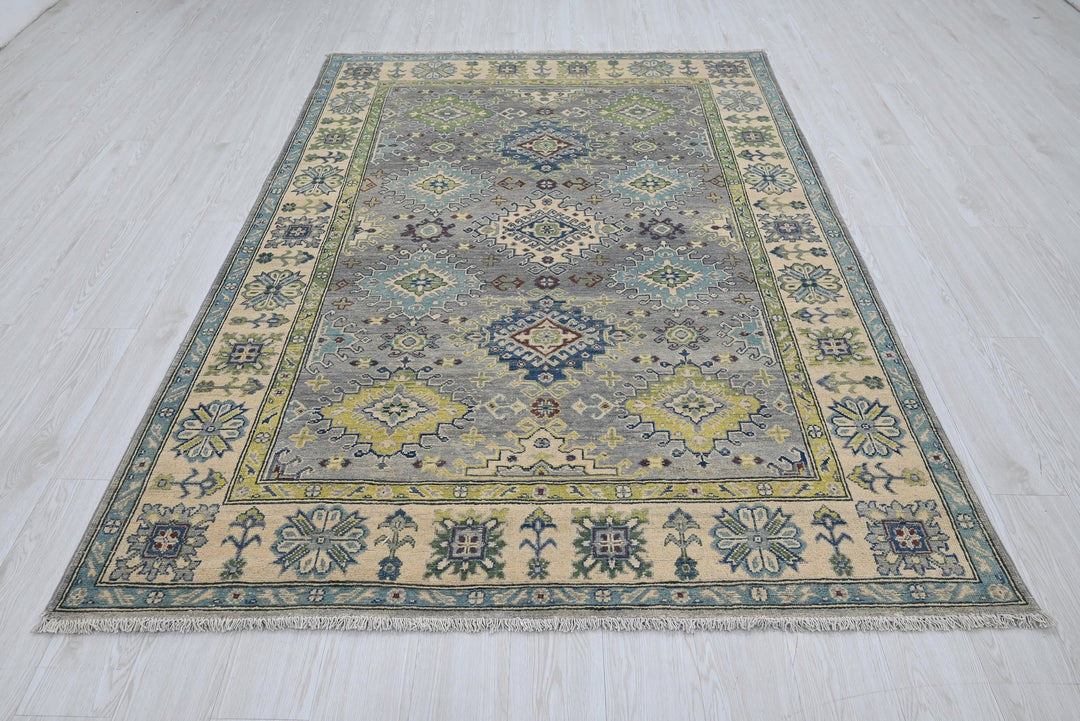 gray Medium rug 5' 5" x 7' 9"