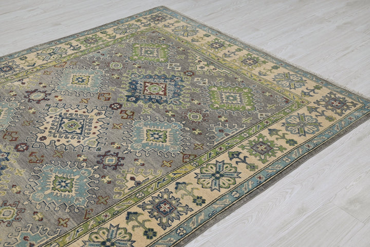 gray Medium rug 5' 5" x 7' 9"