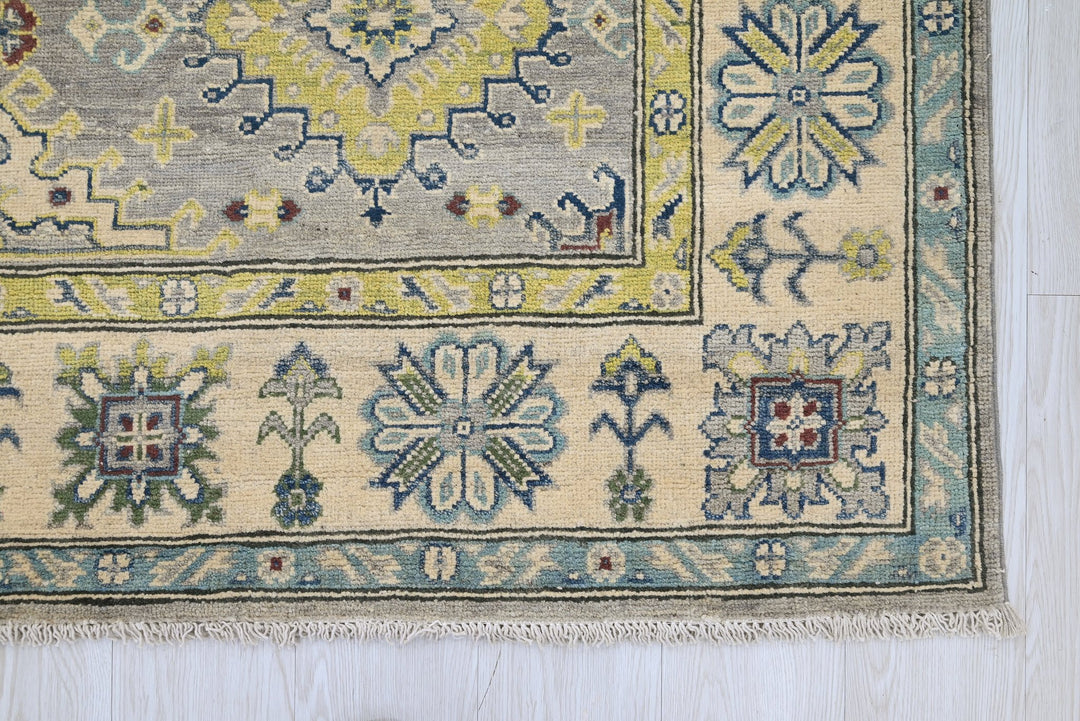 gray Medium rug 5' 5" x 7' 9"