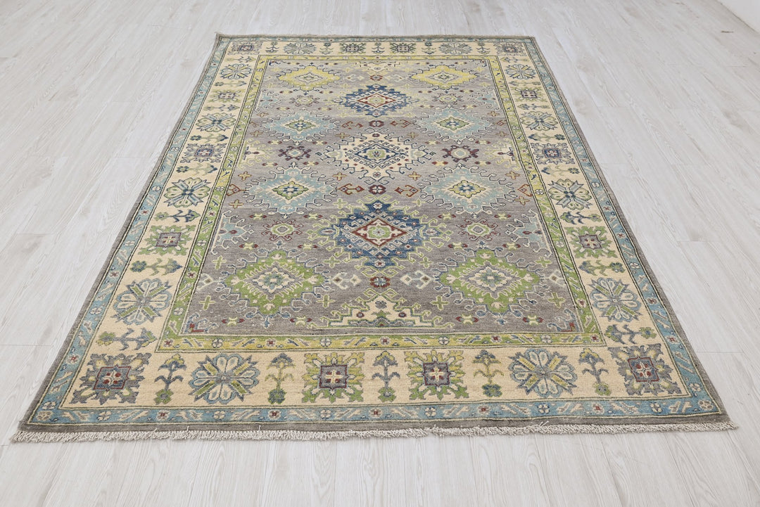 gray Medium rug 5' 5" x 7' 9"