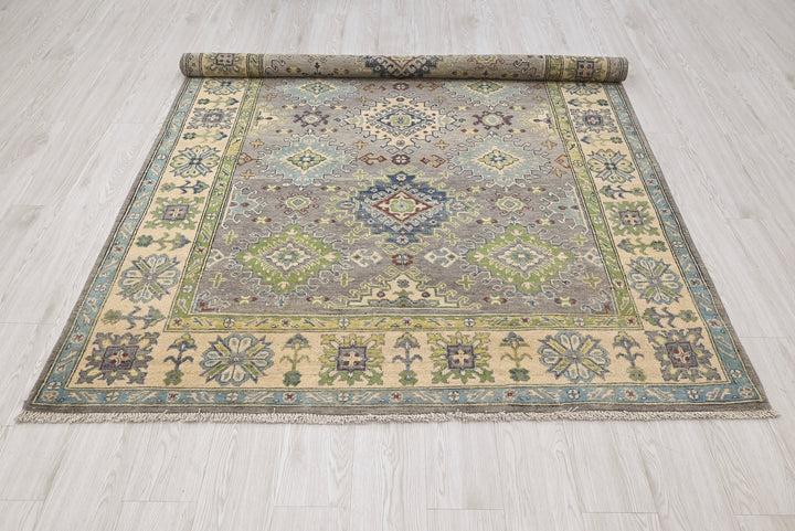 gray Medium rug 5' 5" x 7' 9"