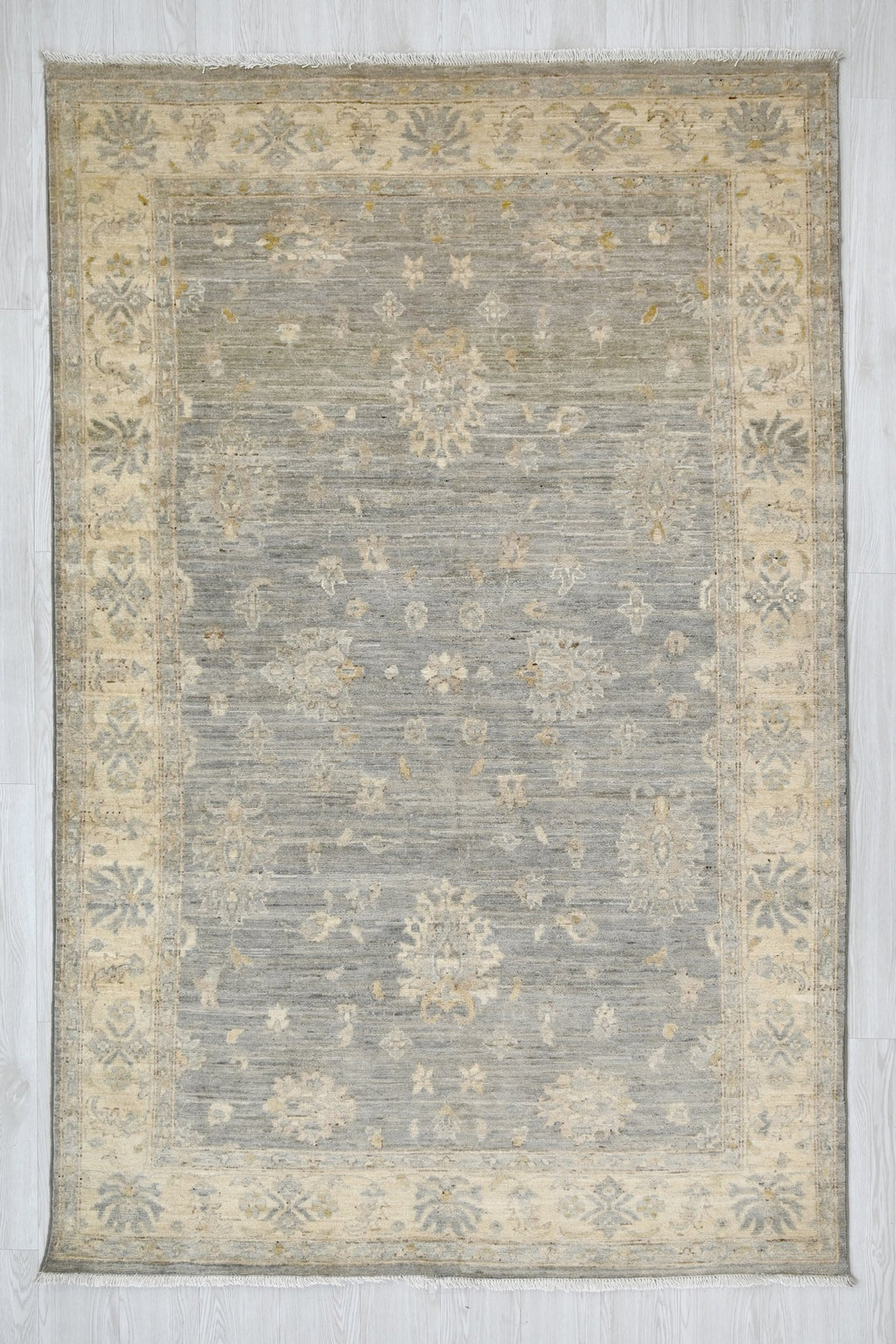 gray Medium rug 4' 10" x 7' 9"