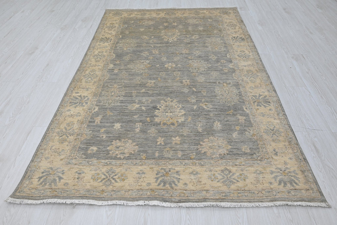 gray Medium rug 4' 10" x 7' 9"