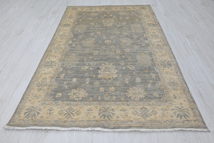 gray Medium rug 4' 10" x 7' 9"