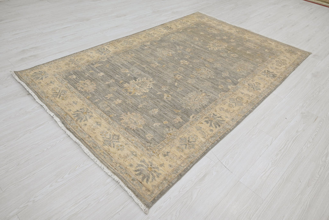 gray Medium rug 4' 10" x 7' 9"