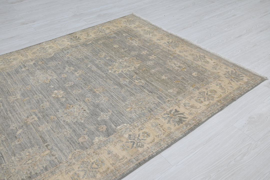 gray Medium rug 4' 10" x 7' 9"