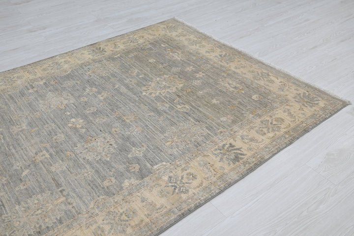 gray Medium rug 4' 10" x 7' 9"