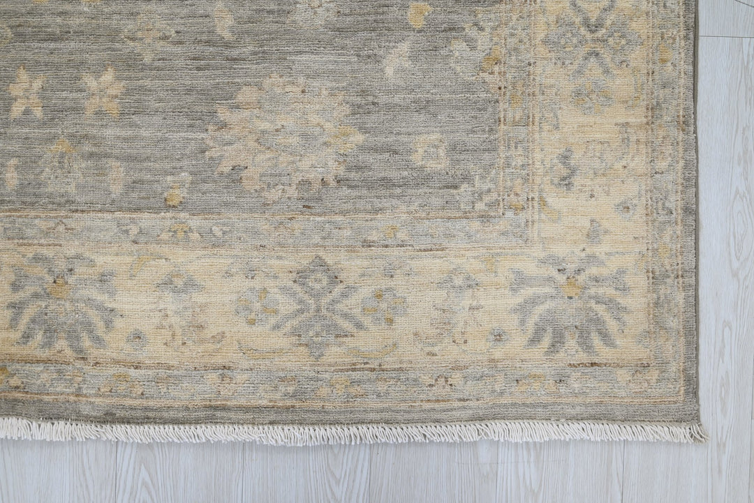 gray Medium rug 4' 10" x 7' 9"