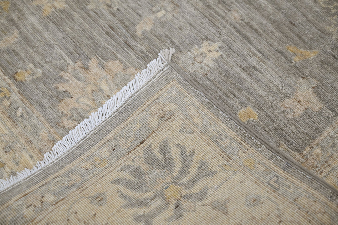 gray Medium rug 4' 10" x 7' 9"