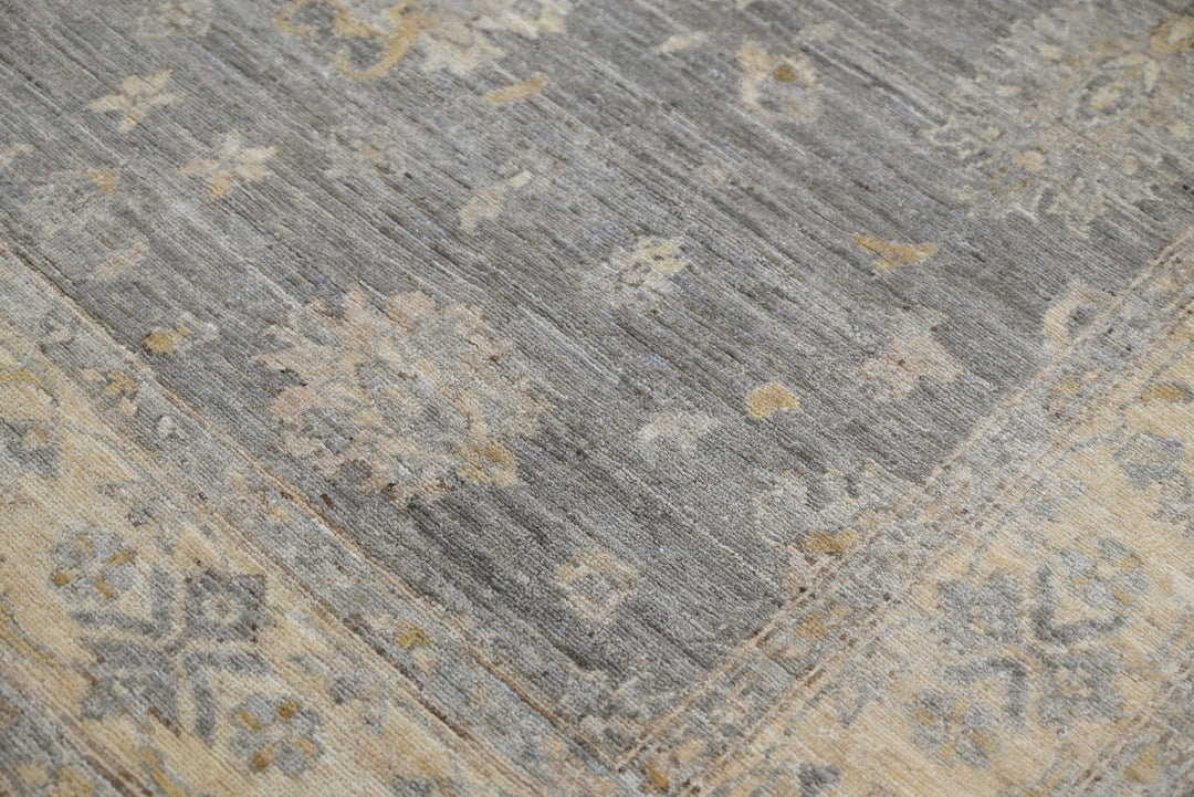 gray Medium rug 4' 10" x 7' 9"
