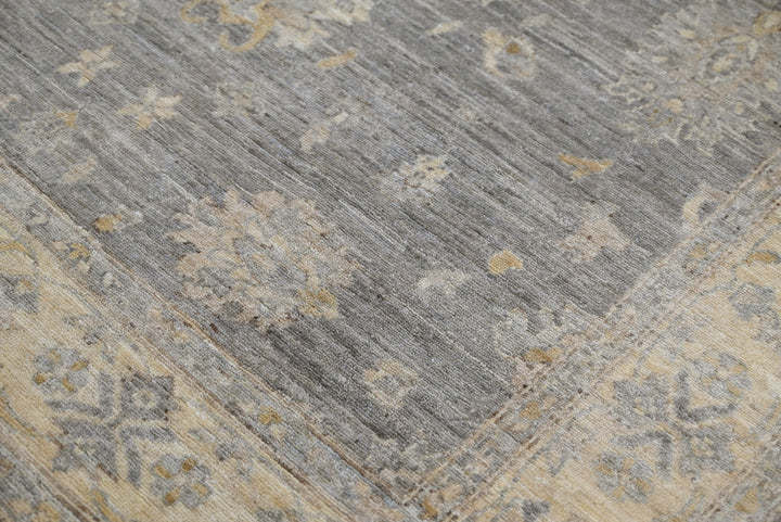 gray Medium rug 4' 10" x 7' 9"