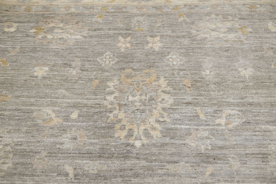 gray Medium rug 4' 10" x 7' 9"