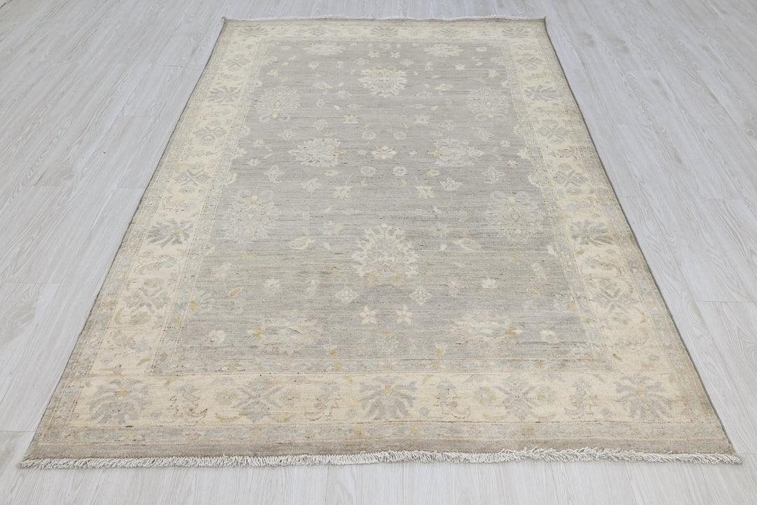 gray Medium rug 4' 10" x 7' 9"