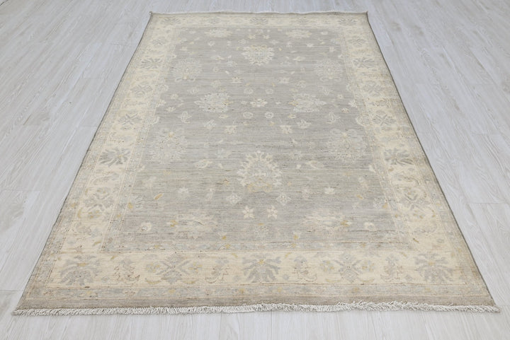 gray Medium rug 4' 10" x 7' 9"