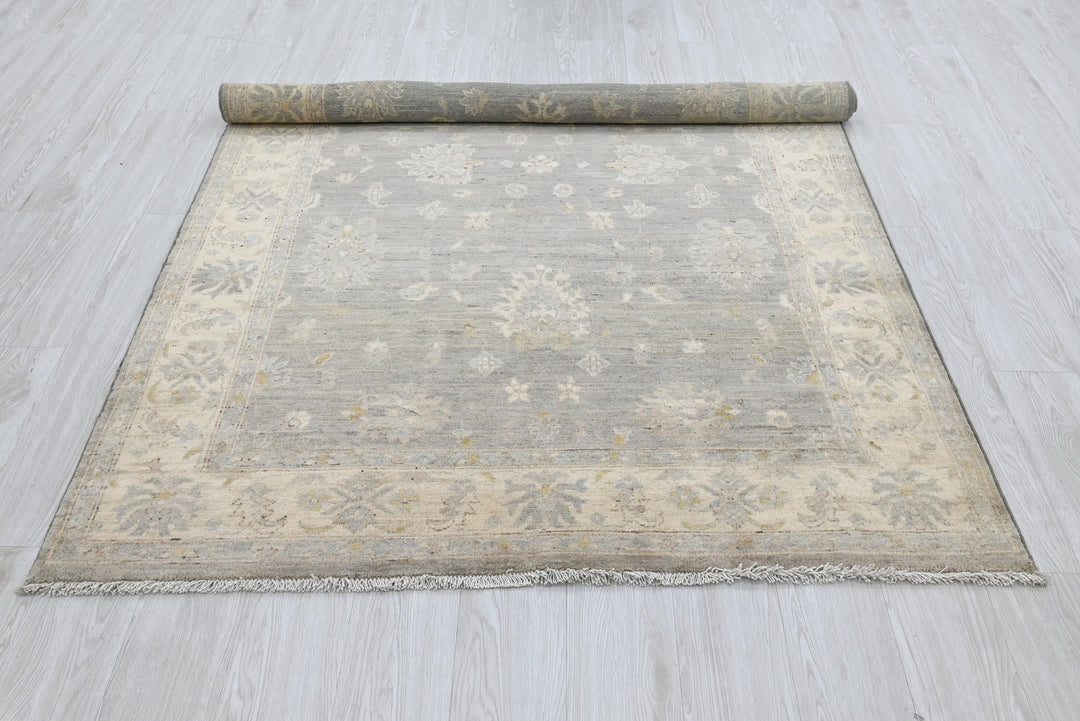gray Medium rug 4' 10" x 7' 9"