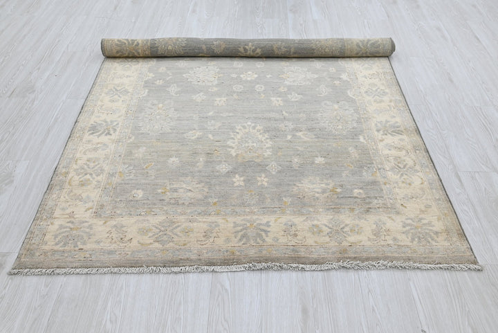 gray Medium rug 4' 10" x 7' 9"
