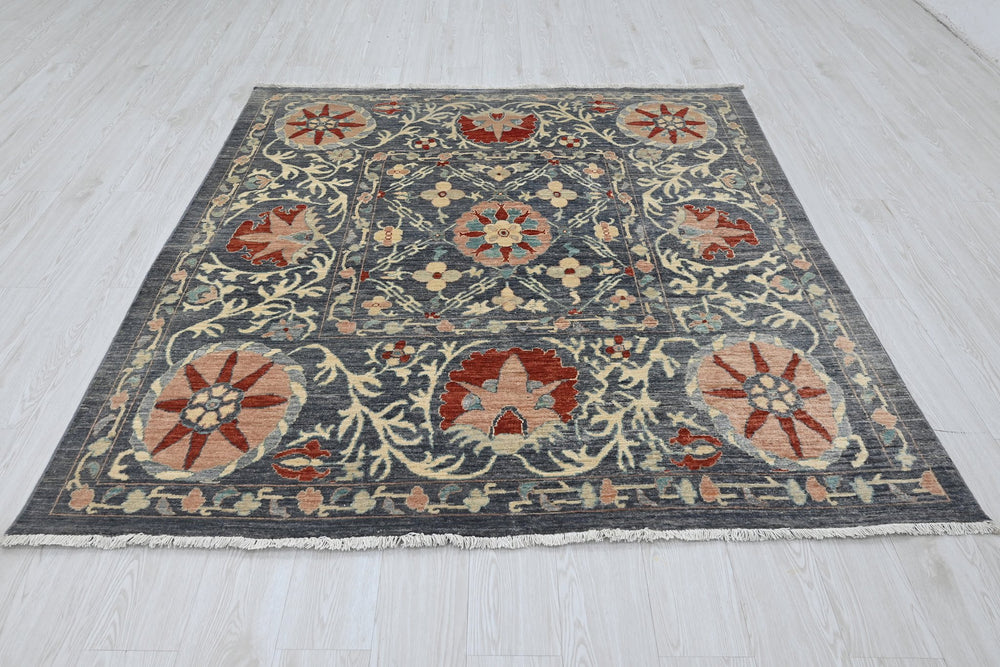 gray Medium rug 5' 9" x 6' 2"